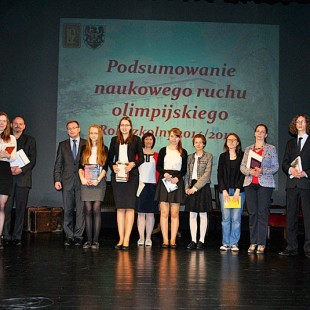 Uroczyście, podniośle, teatralnie i zabawnie.